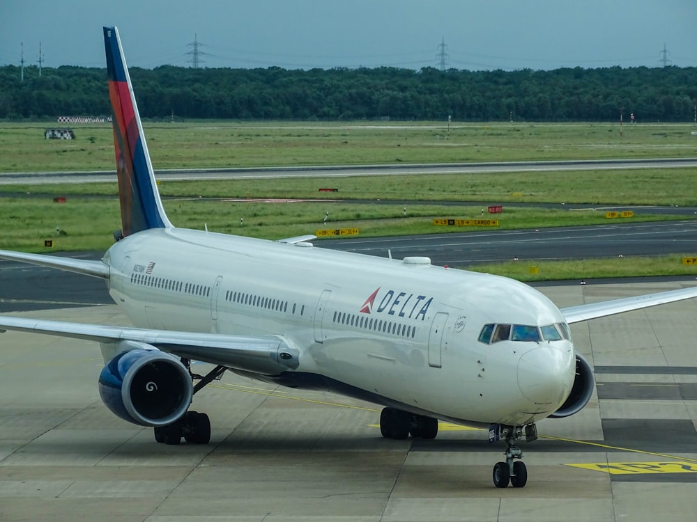 avião Delta branco no aeroporto