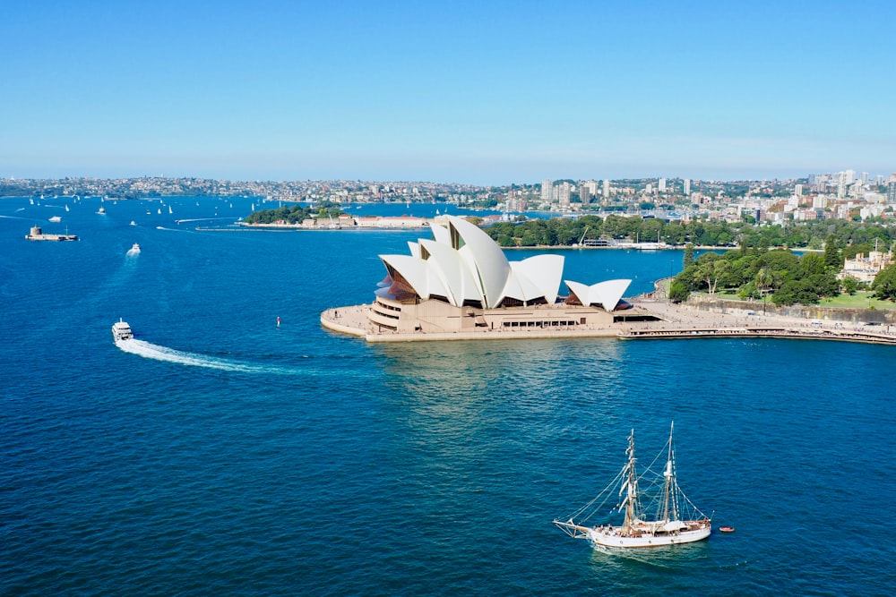 weißes Boot in der Nähe des Weißen Opernhauses von Sydney tagsüber