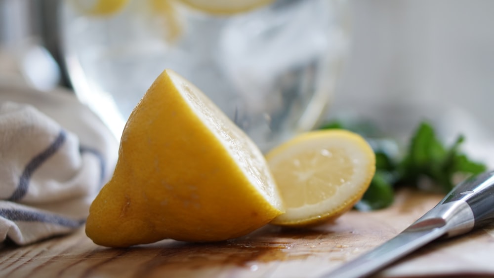 sliced lemon