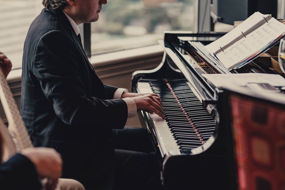 Photographie sélective de la personne jouant du piano