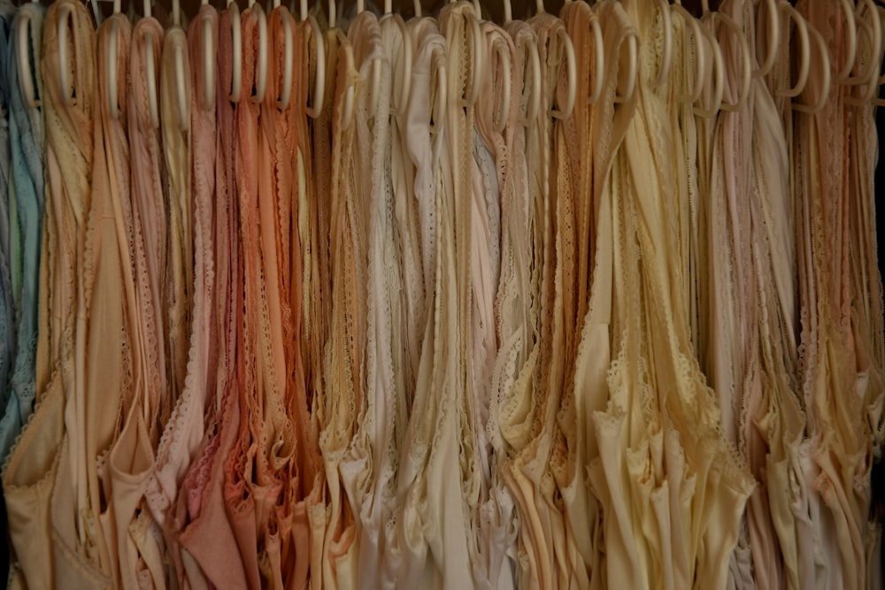 Un montón de ropa colgada en un estante