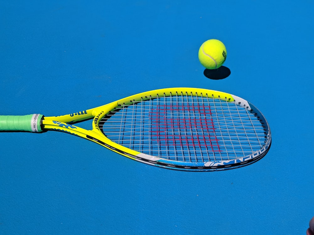 Tennis raketi ve topu fotoğrafı
