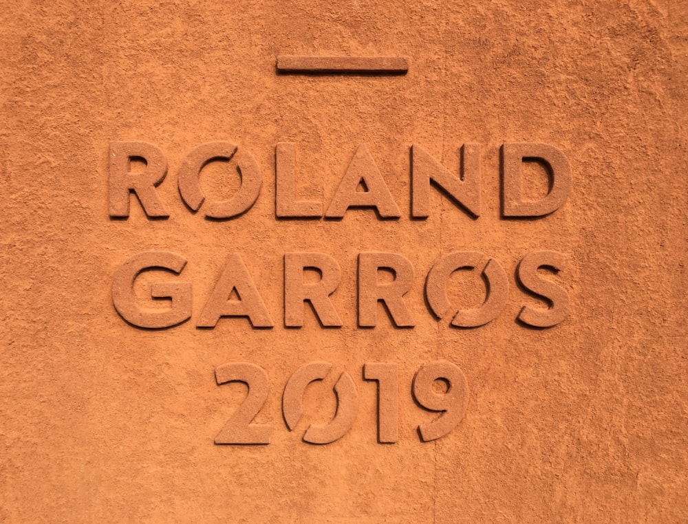 Texte Roland Garros en relief