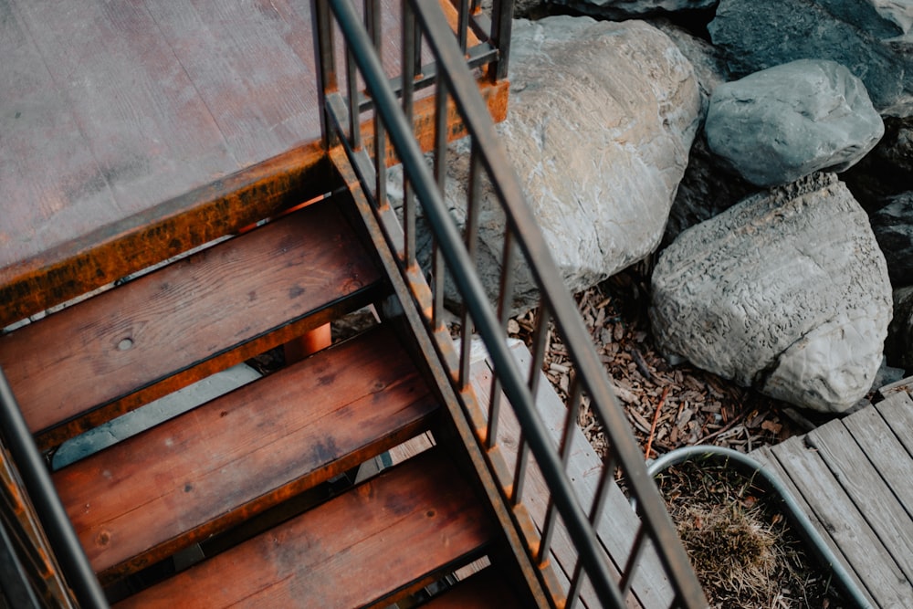 Foto de la escalera marrón junto a las rocas