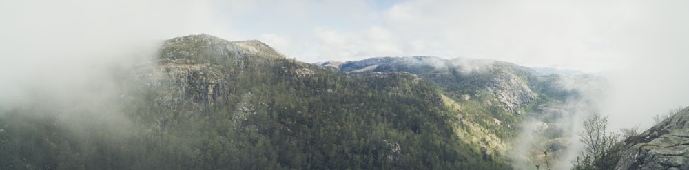 Montaña verde y nubes