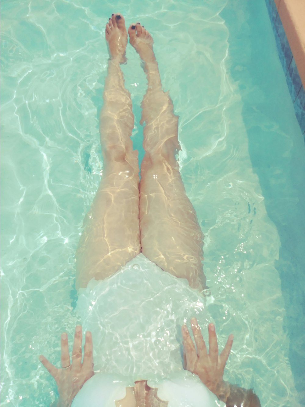 Mujer en monokini blanco en piscina