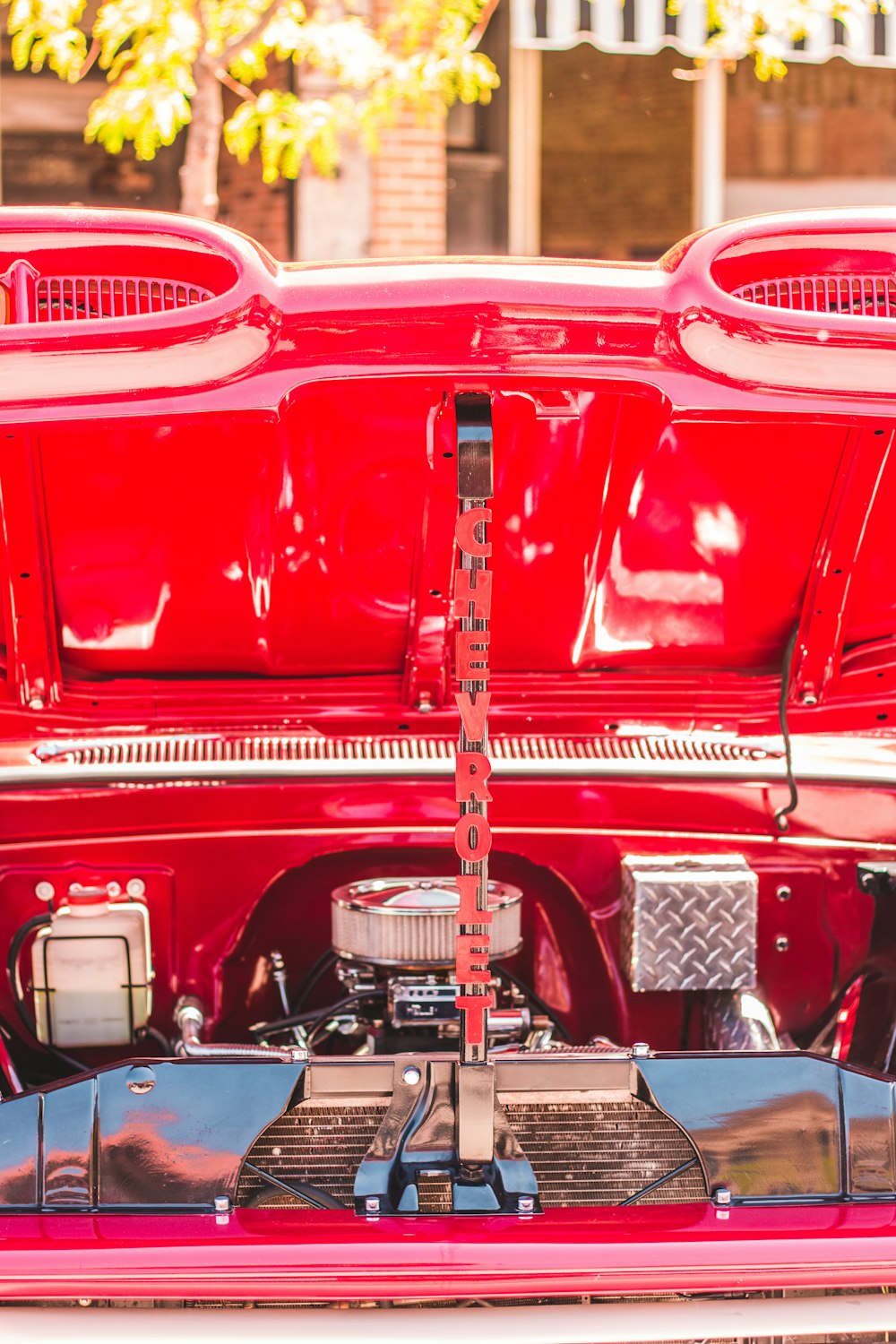 Un primo piano della parte posteriore di un'auto rossa