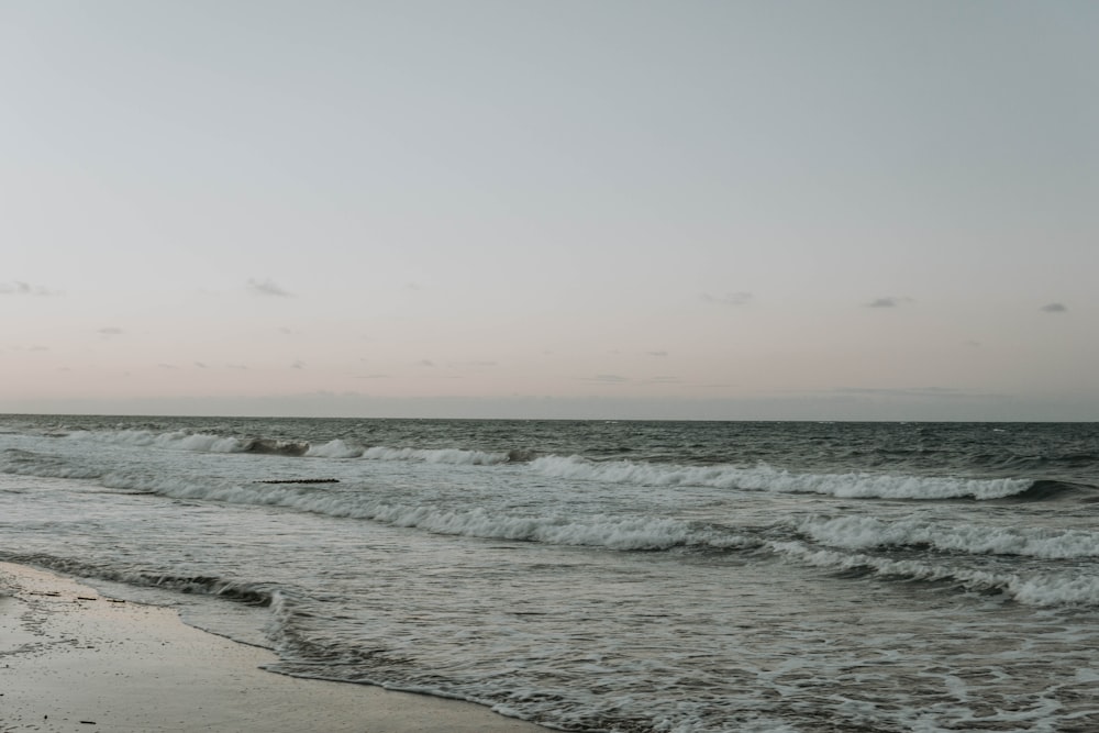 Ondas do Oceano à beira-mar