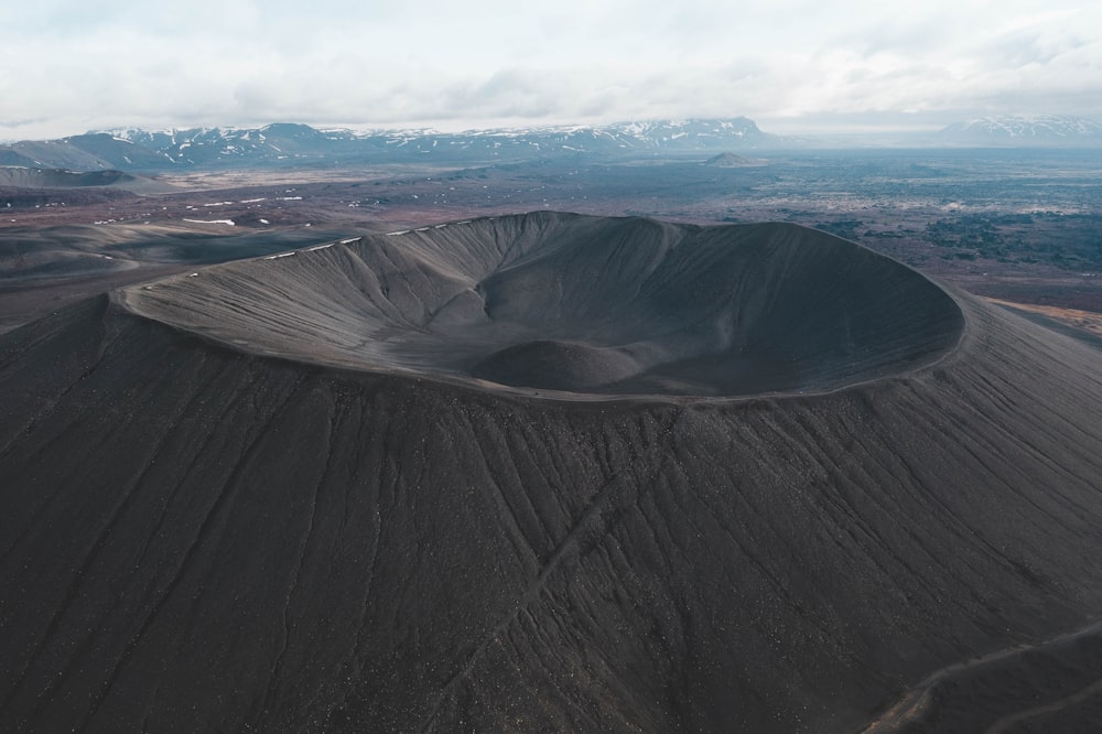 fotografia di paesaggio del vulcano grigio