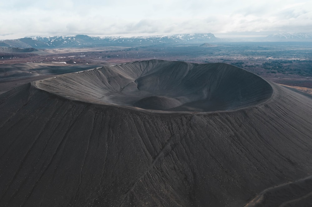 Fotografía de paisaje del volcán gris