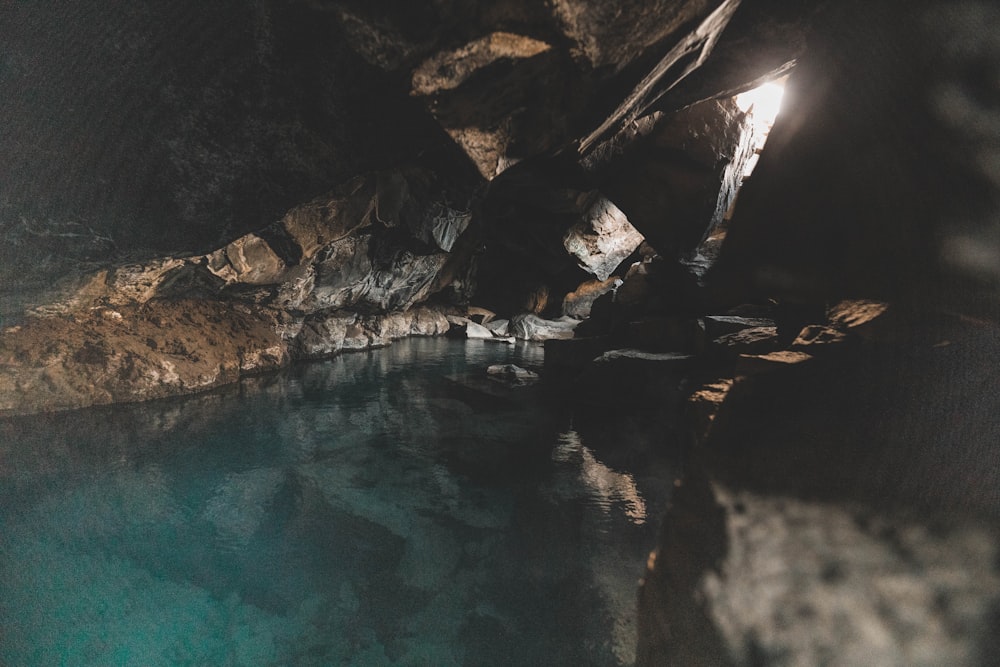un cuerpo de agua dentro de una cueva