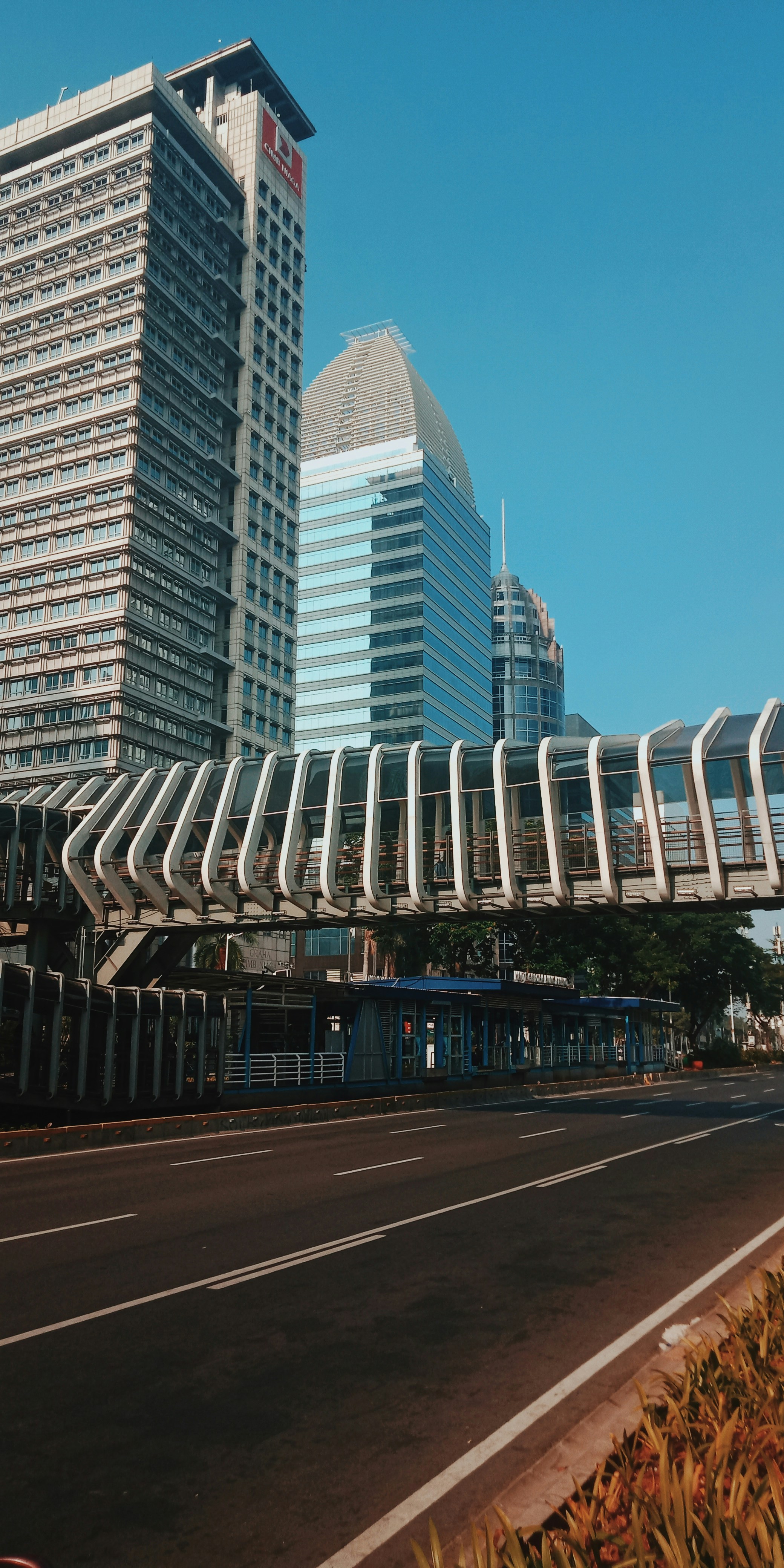 Menikmati sepinya Kota Jakarta saat ditinggal pergi oleh penghuninya yang mudik ke kampung halaman.