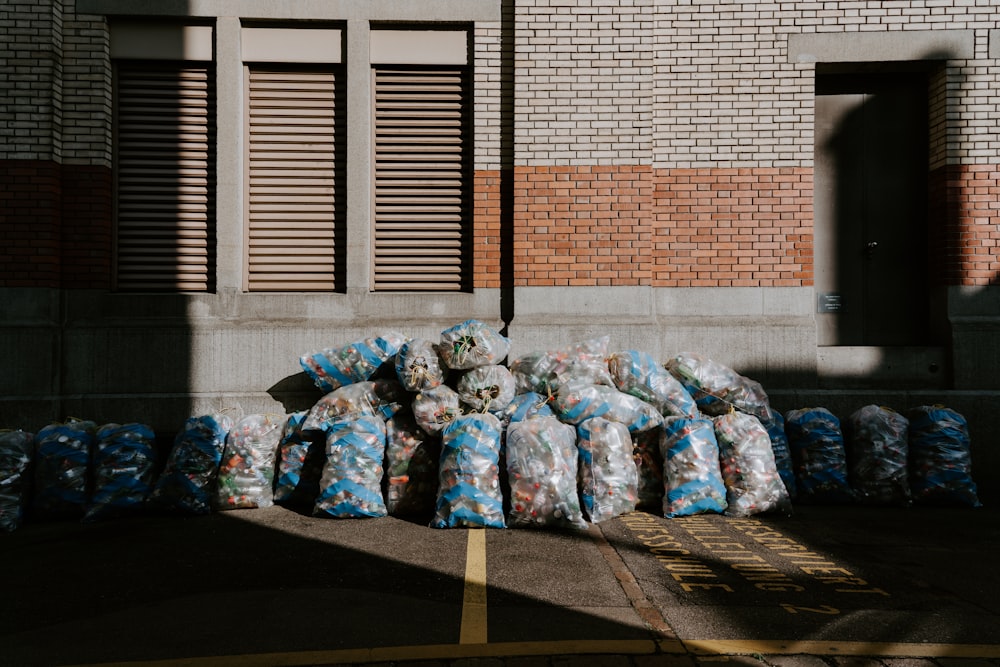 piles de sacs blancs