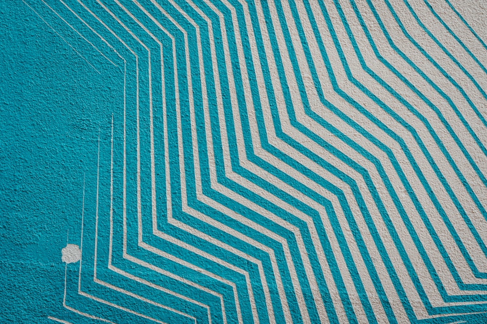 una pared azul y blanca con un patrón