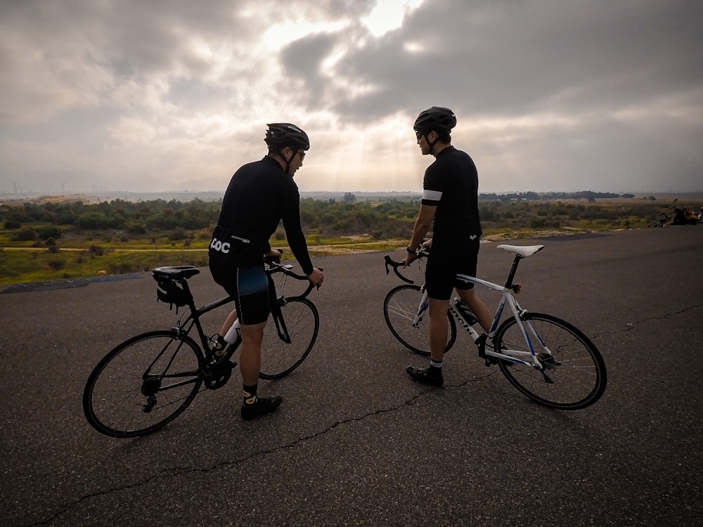 deux cyclistes sur la route