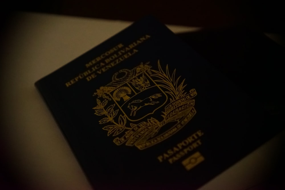 Pasaporte de Venezuela sobre superficie blanca