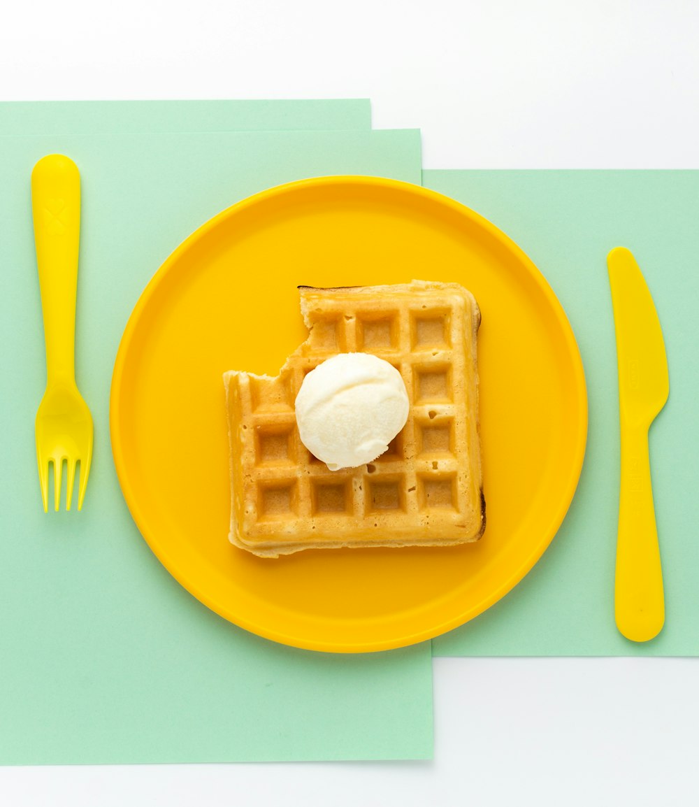 Fotografia de comida de waffles com sorvete de baunilha por cima