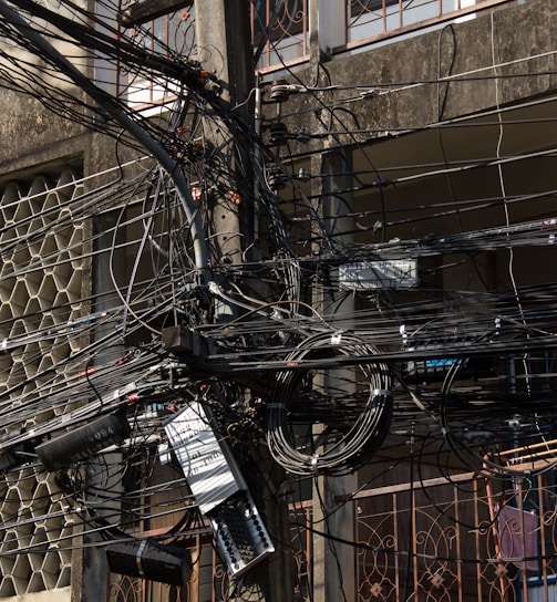 a bunch of wires and wires hanging from a building