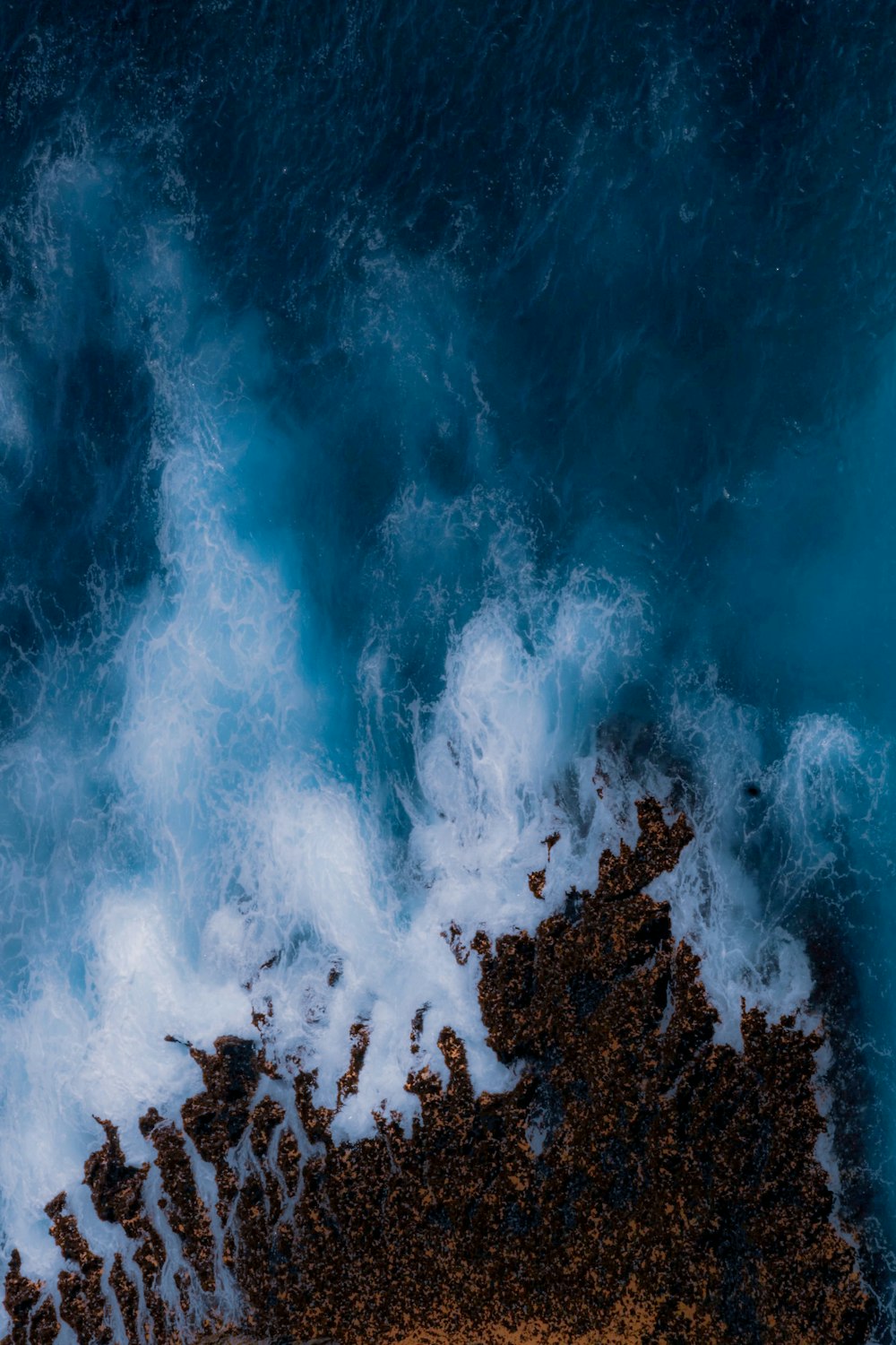 foto aérea das ondas do oceano