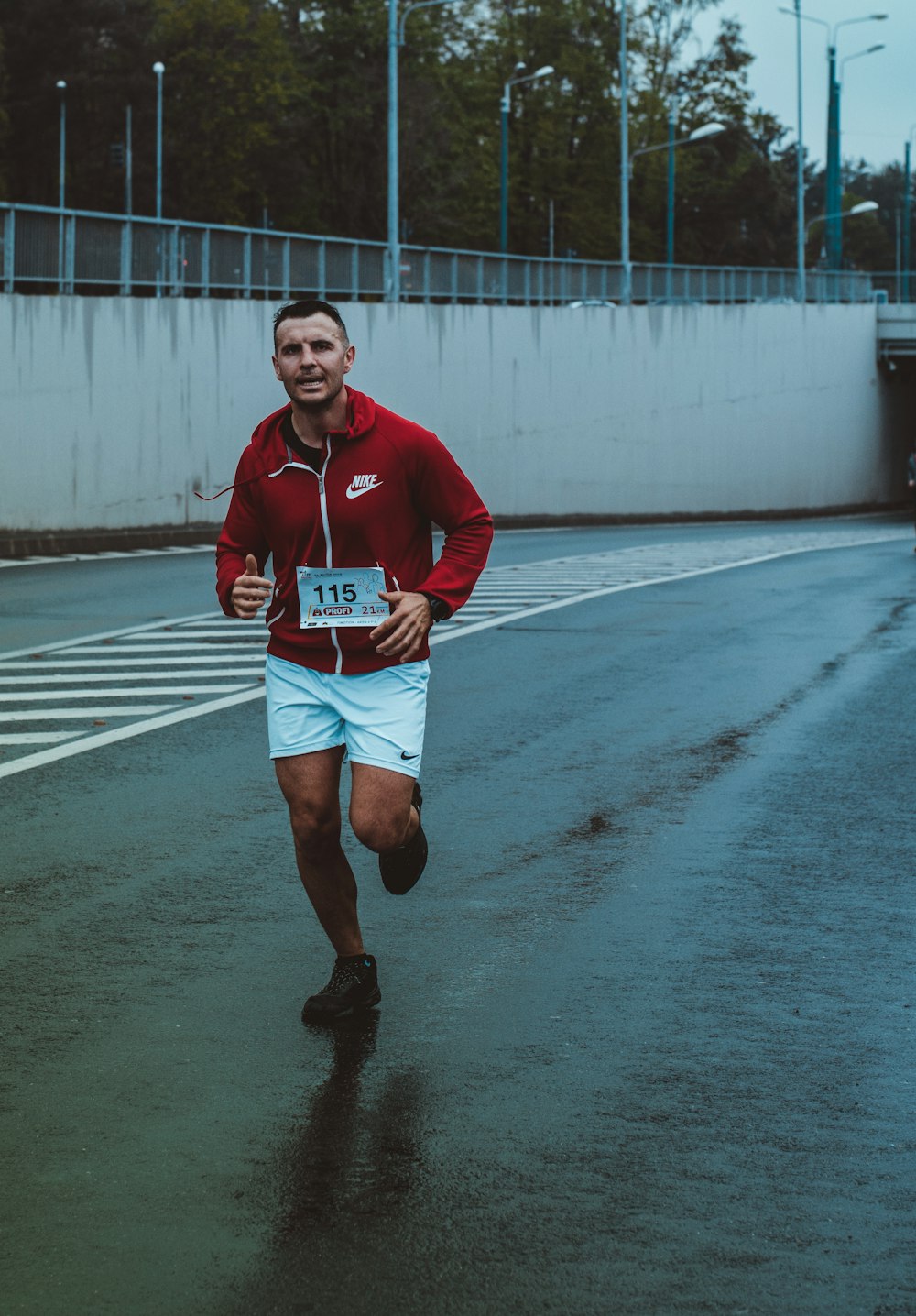 hombre corriendo durante el día