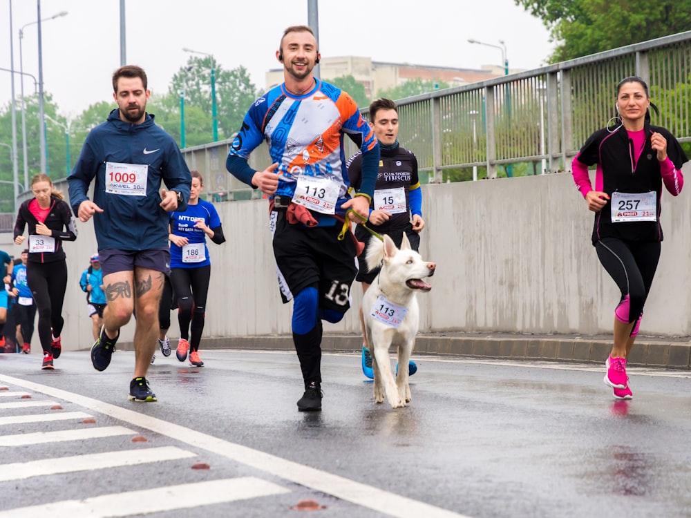 grupo de personas corriendo en la calle