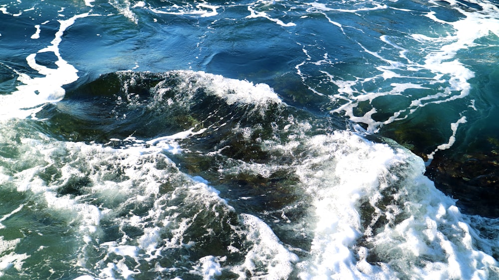 ocean waves during daytim