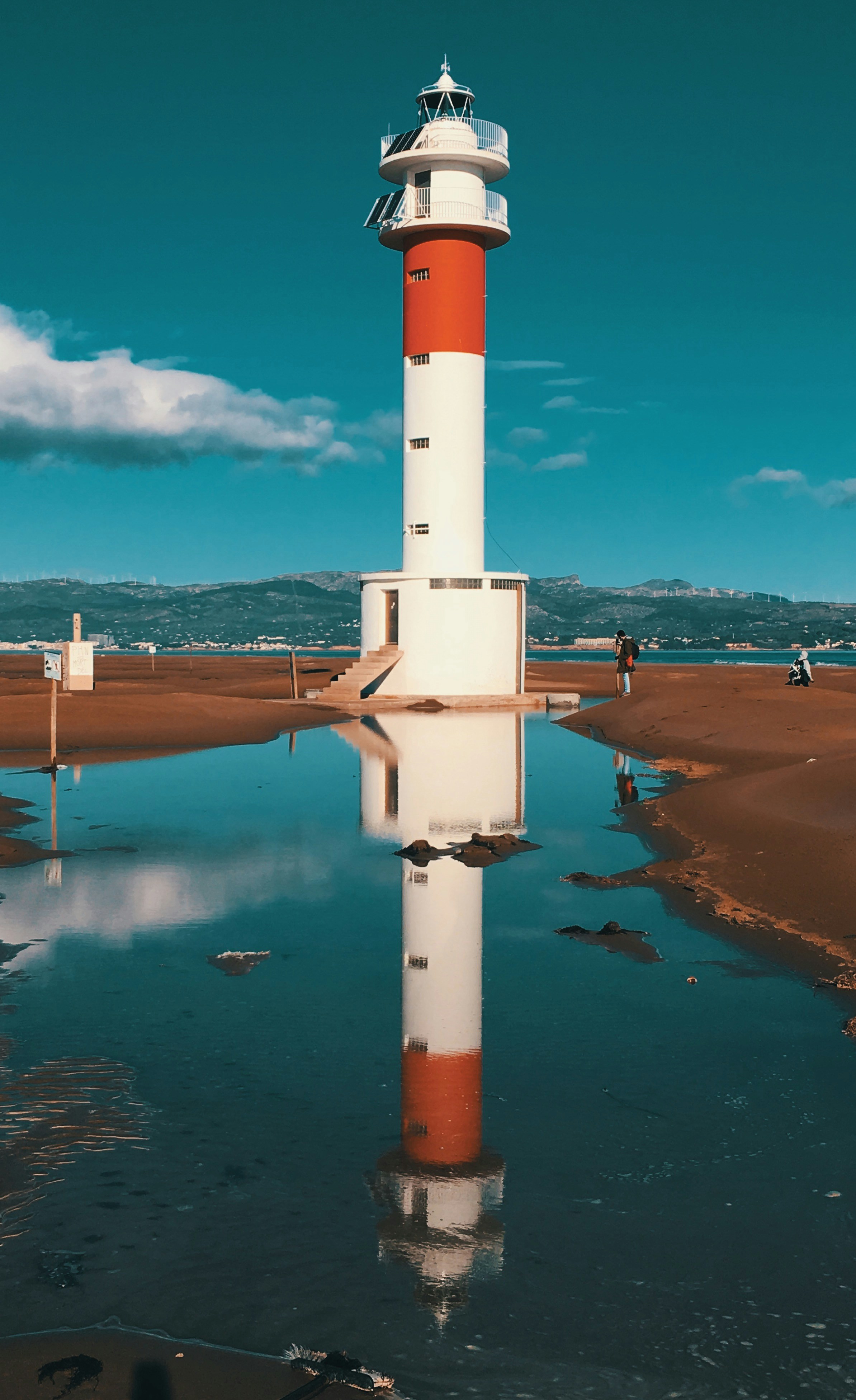 昼間のオレンジと白の灯台
