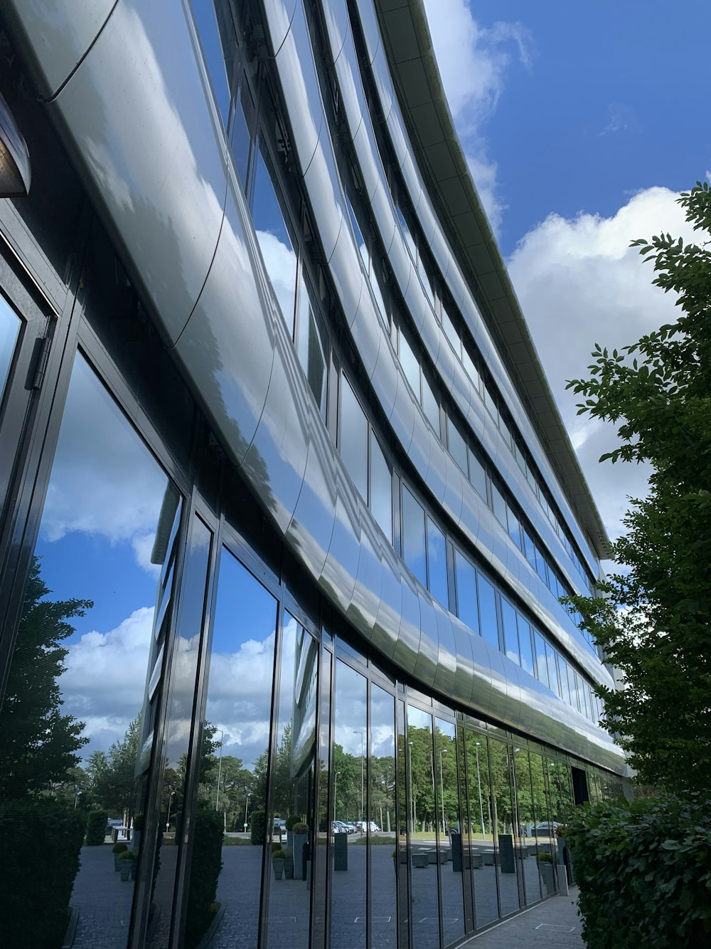 Fotografía arquitectónica de edificio de cortina de cristal