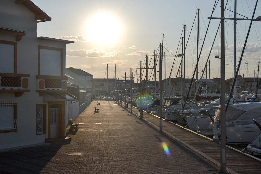 Boote in der Werft während der goldenen Stunde