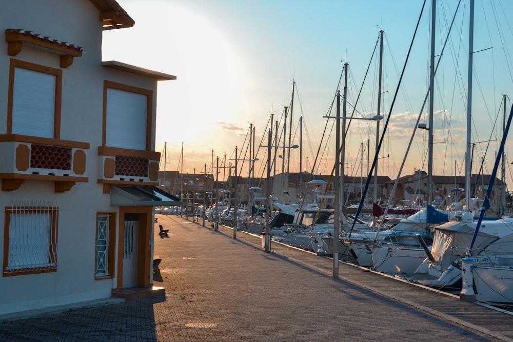 Boote auf der Werft während der goldenen Stunde