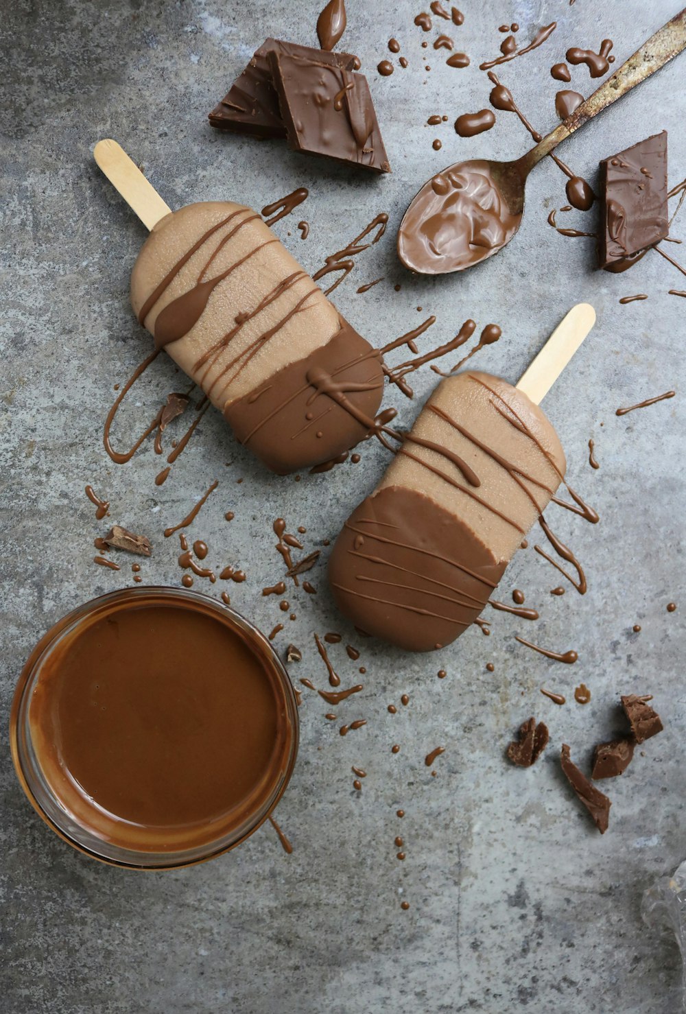 チョコレートアイスクリームのフラットレイ写真