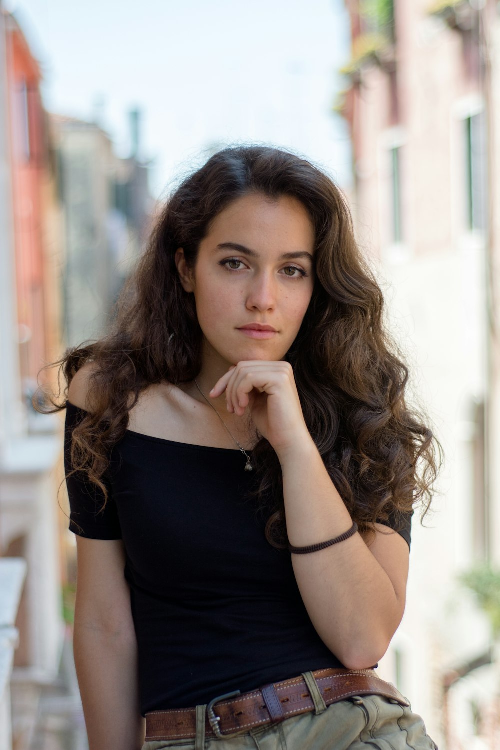 fotografia de foco seletivo de mulher usando blusa preta off-shoulder