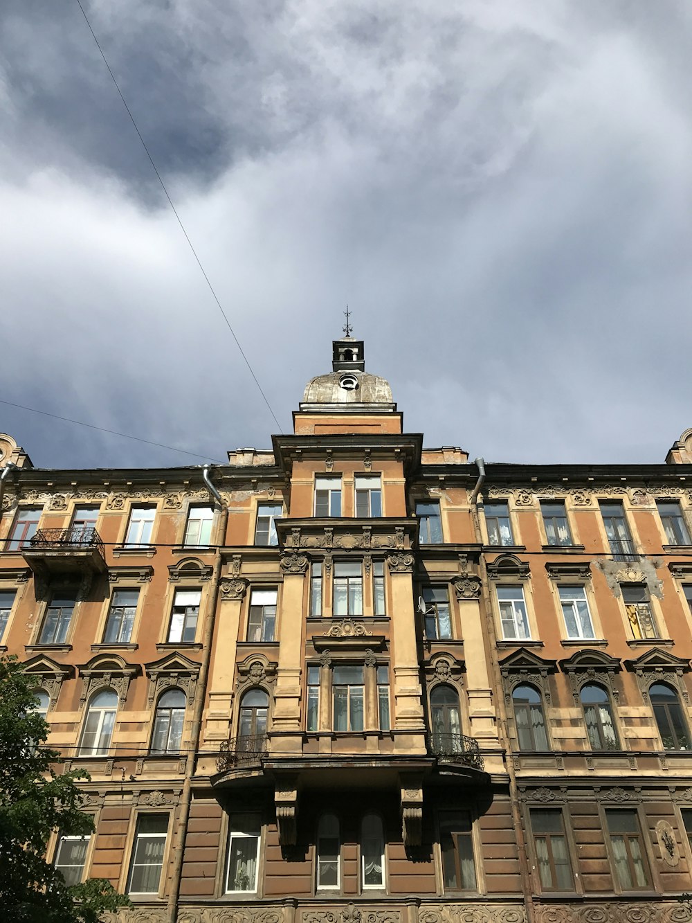 Bâtiment de 4 étages pendant la journée