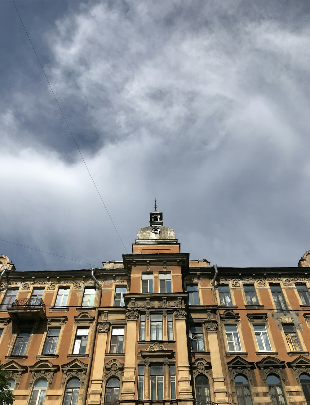갈색 건물의 로우 앵글 사진