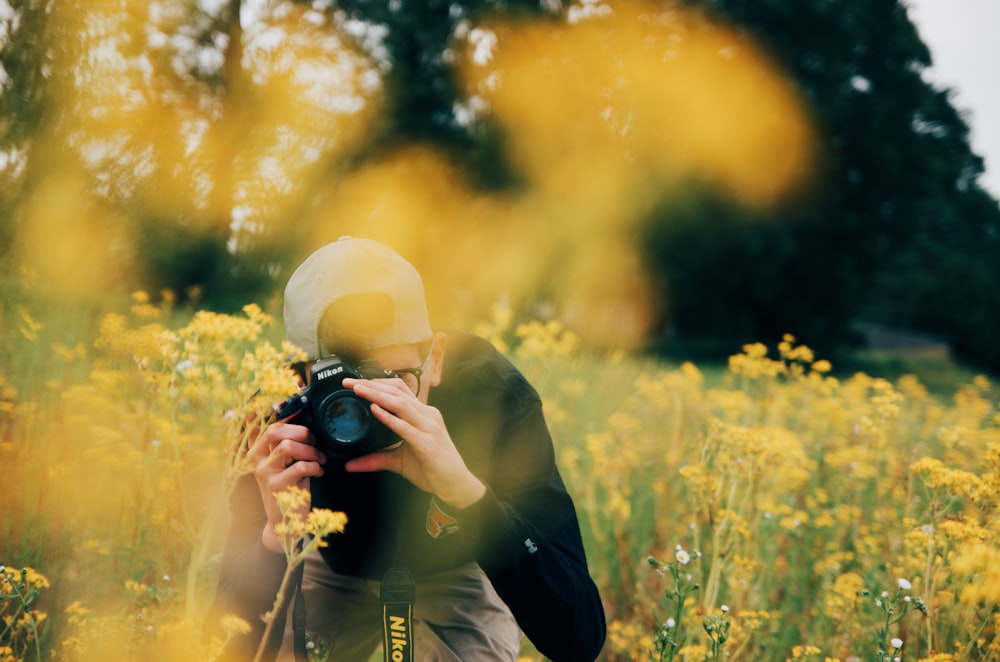 Mann mit Nikon DSLR-Kamera