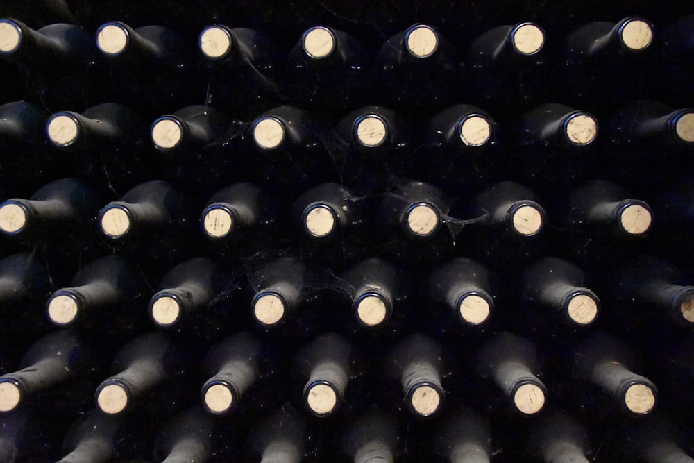 un gros plan d’un tas de bouteilles de vin