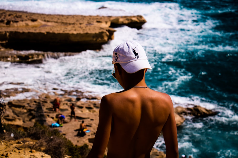 man wearing black and white Polo by Ralph Lauren fitted cap