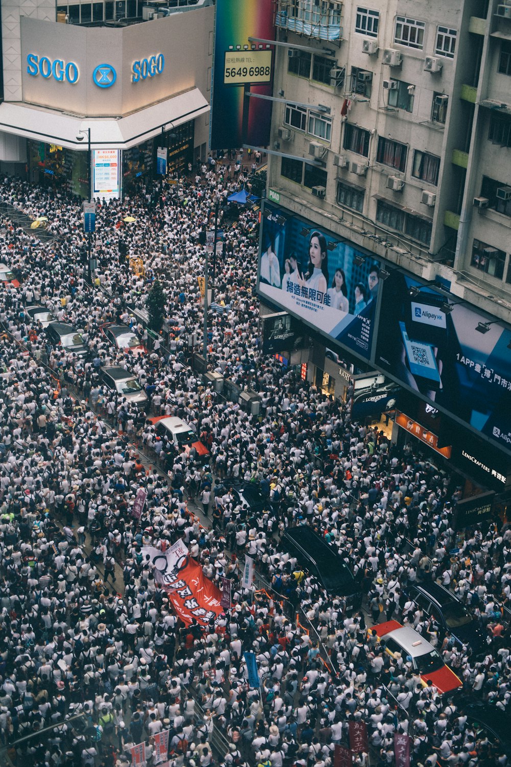 Fotografia aerea di persone vicino all'edificio