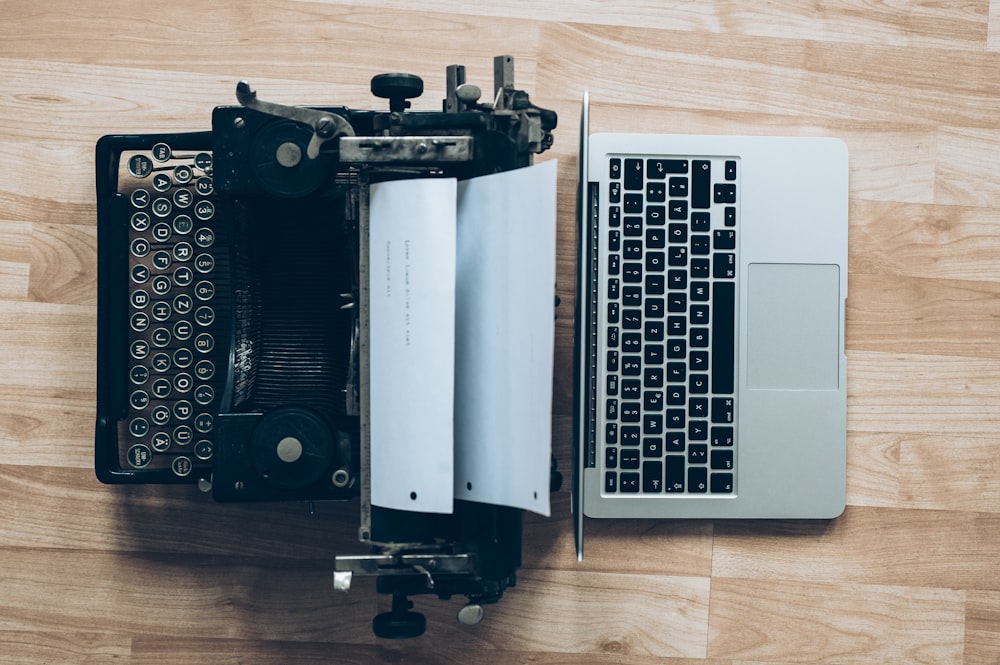 macchina da scrivere grigia e MacBook