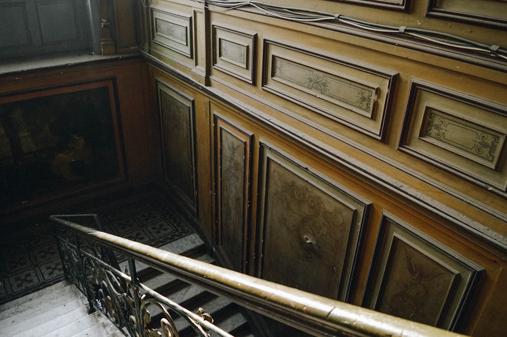Vue d’escaliers en bois brun
