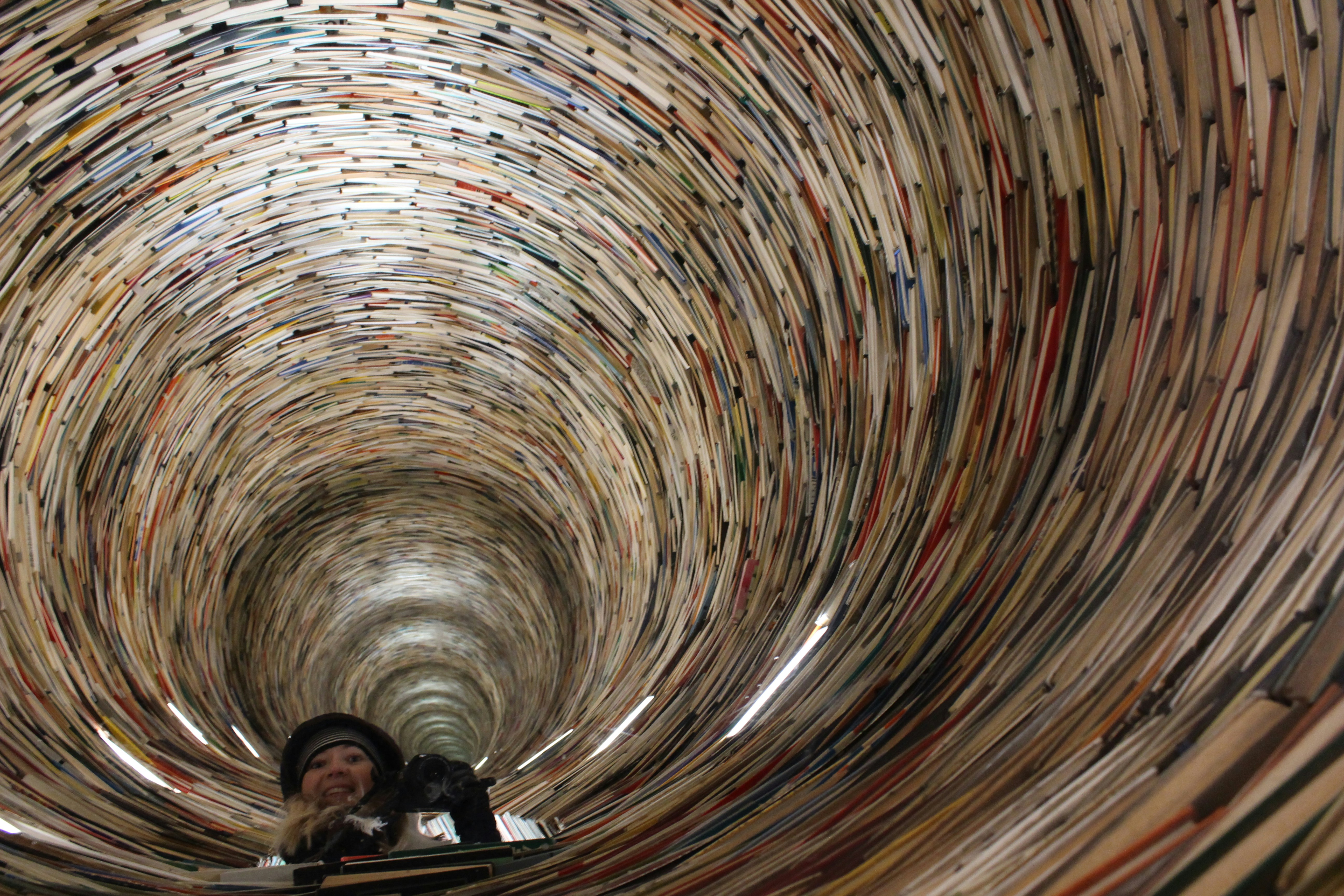 femme souriante dans un tunnel en spirale