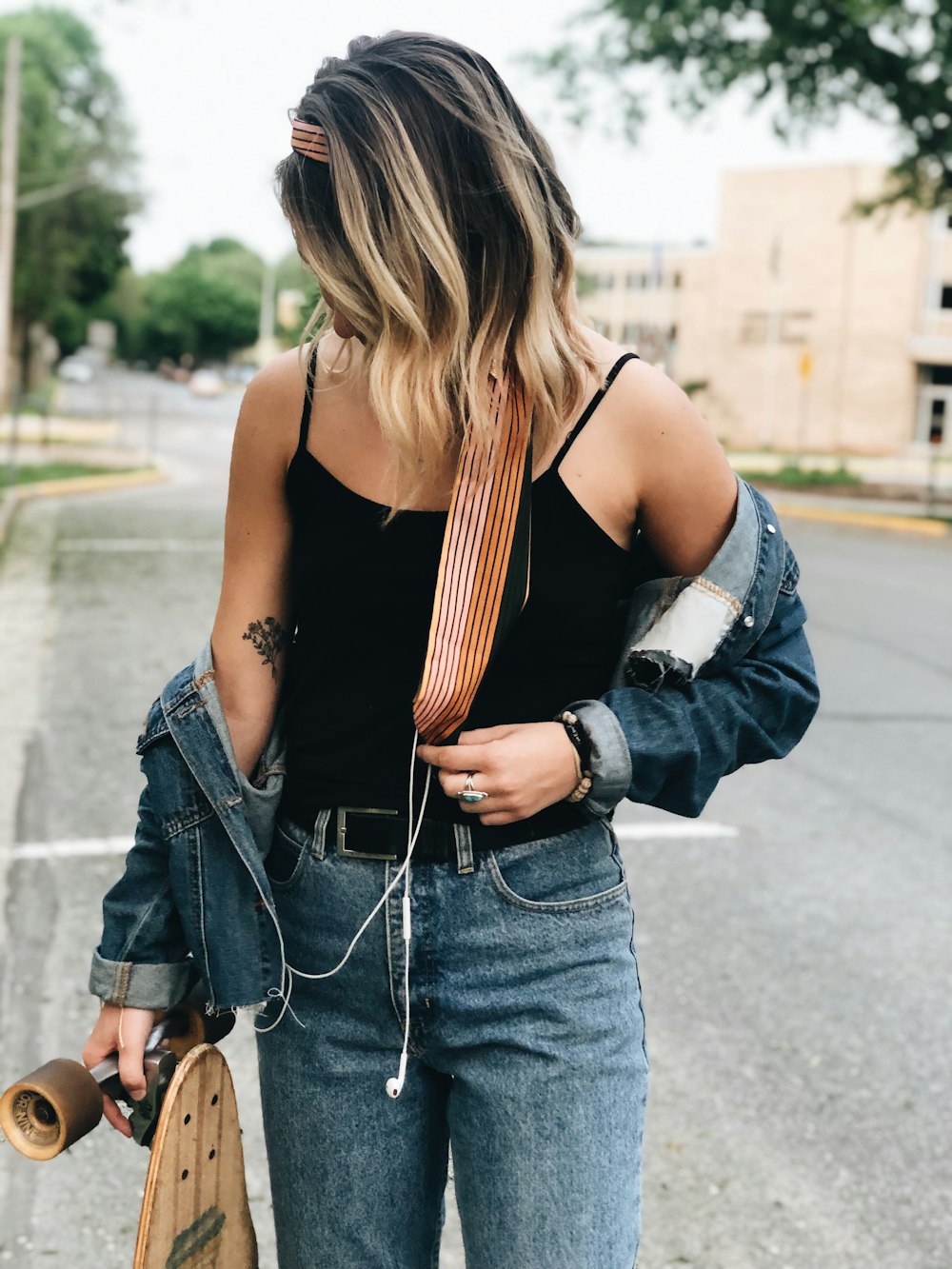 woman wearing black tank top