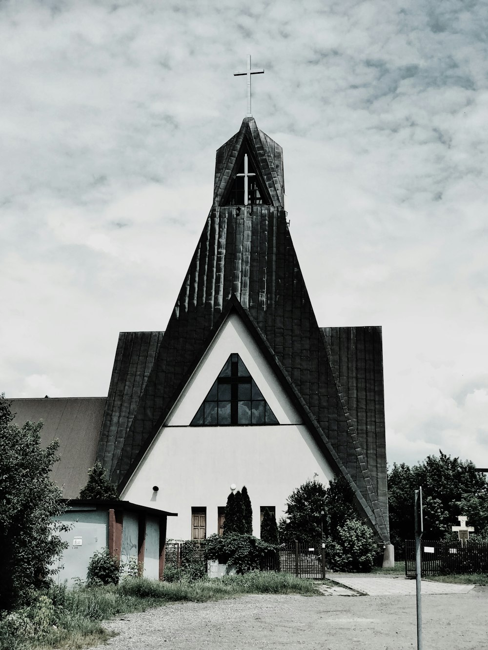Photographie en niveaux de gris de l’église