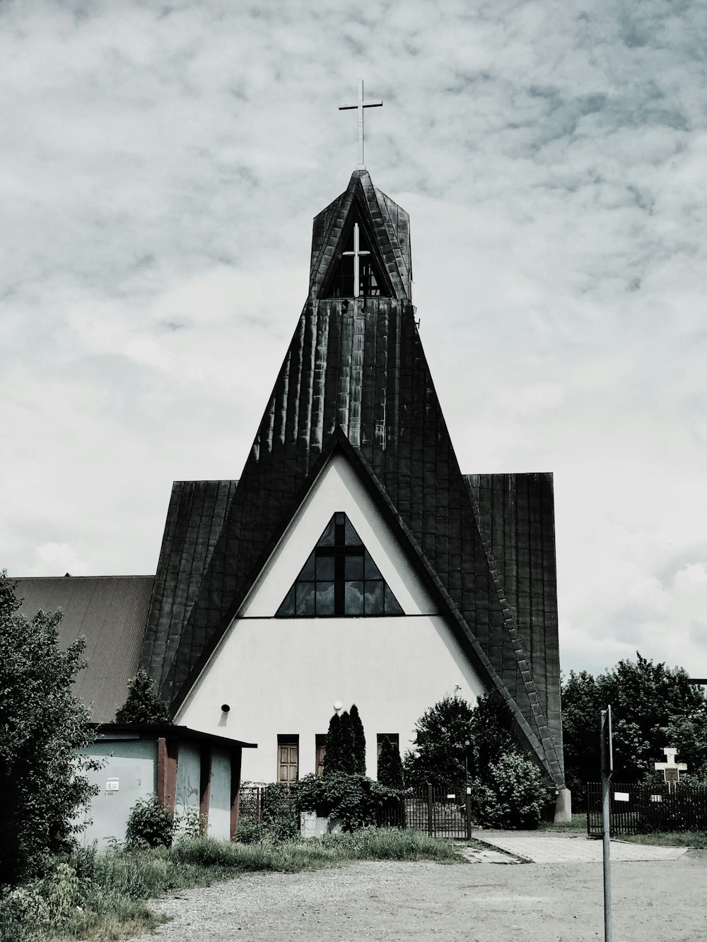 fotografia in scala di grigi della chiesa