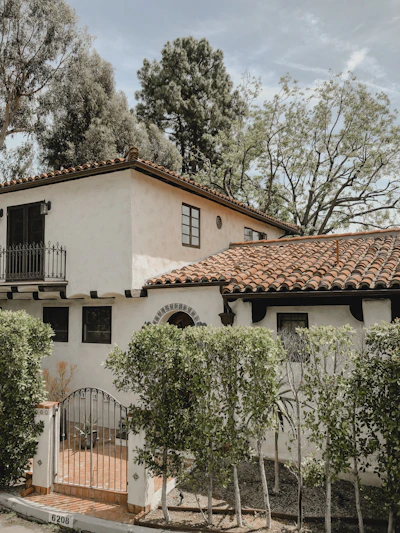 A happy family holding keys in front of their new home in Guadalajara