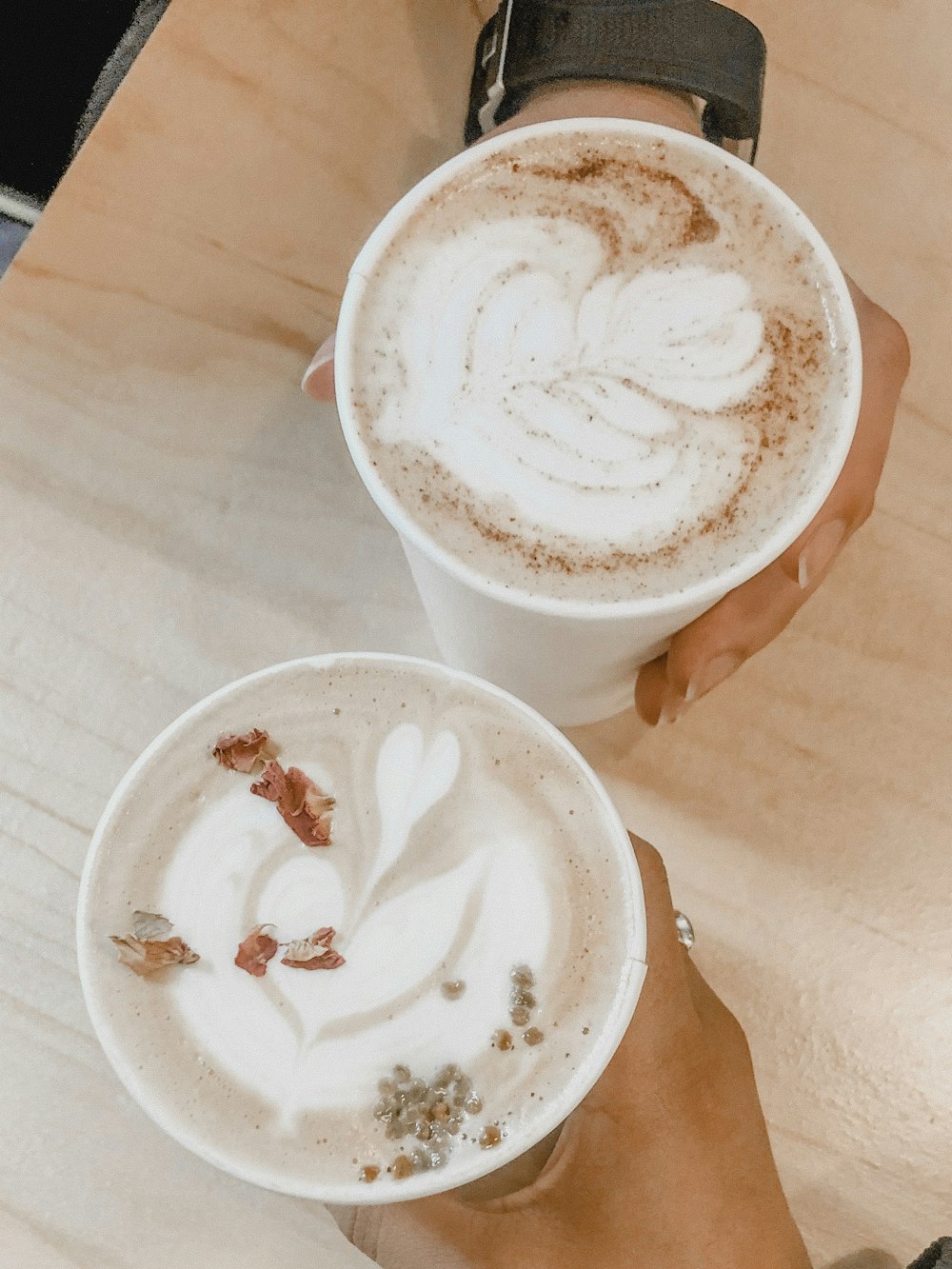 Dos tazas de café llenas