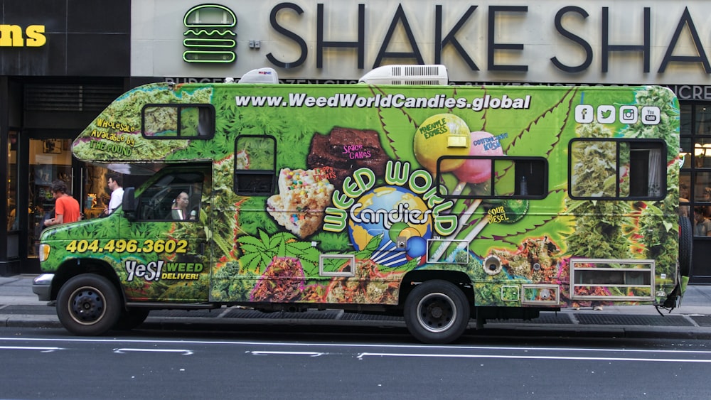 Grüner Food Truck in der Nähe des Gebäudes