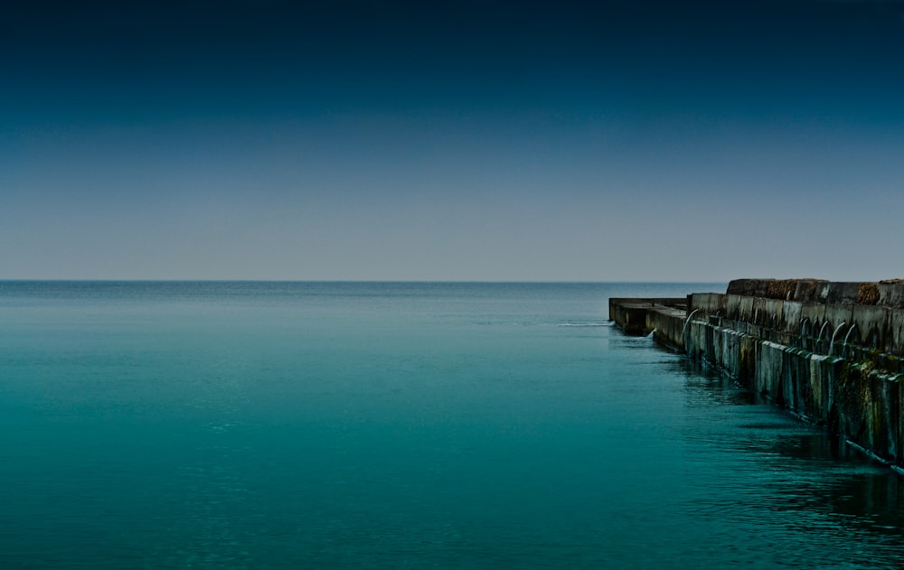 Dock in der Nähe eines ruhigen Gewässers