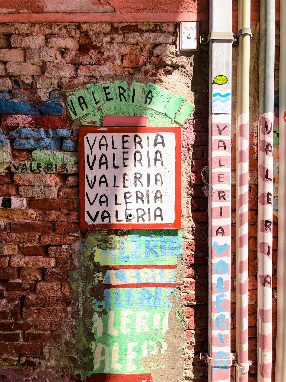 ヴァレリアの壁の装飾