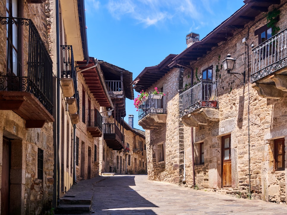 Imagen de una calle de un pueblo con casas de piedra